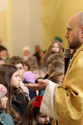 Dzieci pod stajenką z kocami i poduszkami-8715