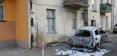 Trwa szukanie przyczyn. Renault spłonął doszczętnie na podwórku w Głogowie-178635