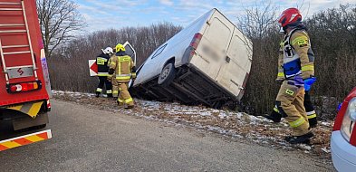 Kompletnie pijany kierowca wjechał busem do rowu. Groźna akcja pod Głogowem