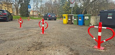 Znak nie wystarczył, postawili blokady. Artyści nie mieli gdzie parkować