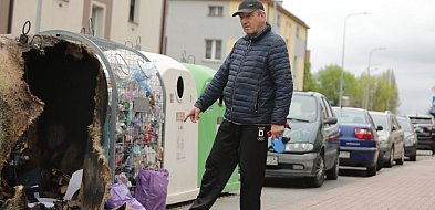 Płonął kontener na osiedlu w Głogowie. Ogień dosięgnął auta