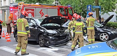 [FOTO] Zderzenie aut pod szkołą w Głogowie. Poszkodowane dwie osoby