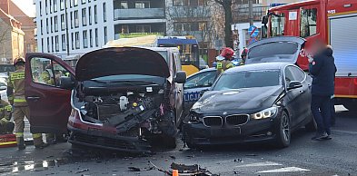 Zderzenie busa z BMW w centrum Głogowa