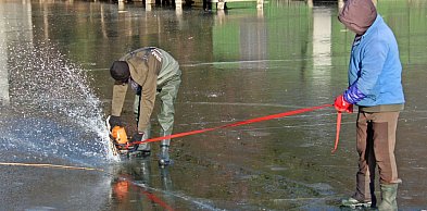 Niebezpiecznie na tafli. Uwaga, jezioro się budzi! [FOTO]