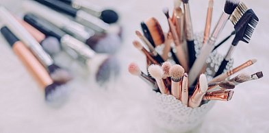 Dyskretny make-up. Jak wykonać makijaż, którego nie widać i po co to robić?