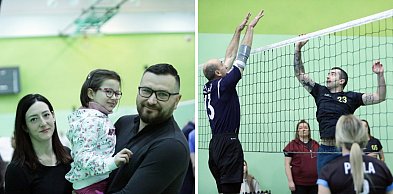 [FOTO] Garnitury w szatni, dresy na parkiecie. Siatkarskie granie dla Igi