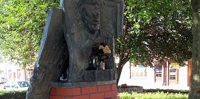 Pomnik Zygmunta Stachury. Przez przyjaciół zwany był głogowskim Canalettem