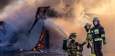 Na strażakach walczących z ogniem zamarzały ubrania. Pomagały zastępy z Głogowa