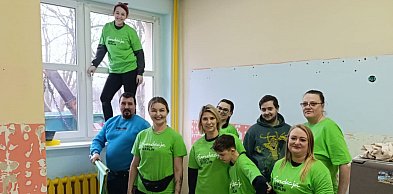 Rodzice i wolontariusze remontują szkolną kuchnię w Głogowie