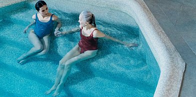 Przydomowa strefa relaksu z jacuzzi lub basenem. Co musisz wiedzieć?