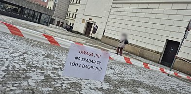 Nie zbliżajcie się do ratusza w Głogowie. Lecą sople