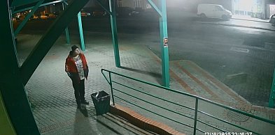 Kto rozpozna wandala z galerii dworcowej w Głogowie? Policja czeka na sygnał