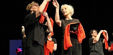 Dziś teatr dosłownie zatańczył. Głogowski UTW na scenie! [FOTO]