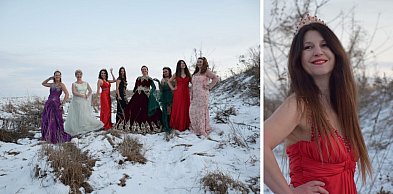 Urodziny w sukniach na śniegu i w mrozie [FOTO]