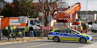 Śmieciarka zapadła się na ulicy Nowej. Taka akcja w Głogowie [FOTO]