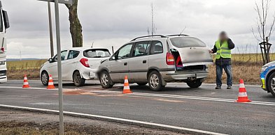 Opel zderzył się z Oplem za rondem Hutników. Kolizja pod Głogowem [FOTO]
