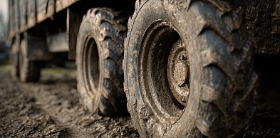 Jak wybrać opony rolnicze do przyczepy, które realnie ułatwią pracę