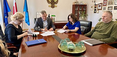 Nowoczesna świetlica w Witanowicach coraz bliżej – podpisano umowę