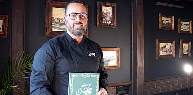 Legendę "Dzwon dziesiątej godziny" czyta Marcin Meryk, głogowski cukiernik