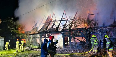 Budynek zapłonął nad ranem. Dziesięć zastępów w akcji