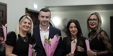 [FOTO] Kwiat od starosty dla każdej kobiety. A potem koncert