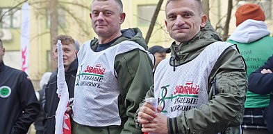 Manifestacja pracowników PeBeKa pod siedzibą KGHM. Żądają podwyżek [FOTO]