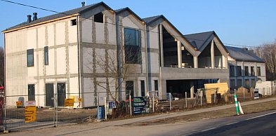 Hotele rosną po zimie. Wiosna przyspiesza budowę nad jeziorem