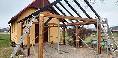 Nowa wiata przy kaplicy w Kluczach