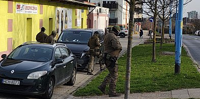 Nalot służb w Głogowie! Zamaskowani funkcjonariusze wkroczyli do salonu gier