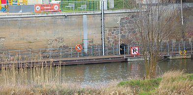 Pomost na marinie do rozbiórki. Nie ma sensu wymieniać deski po desce