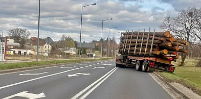 Uważajcie na DK12. Zarzuciło ciężarówkę i blokuje drogę