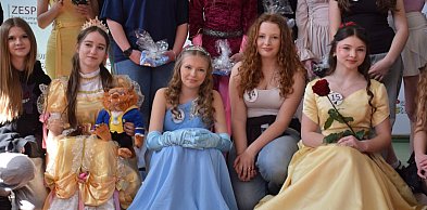 [FOTO] Baśniowe fryzury zachwyciły Głogów. Ósmoklasistki pokazały talent