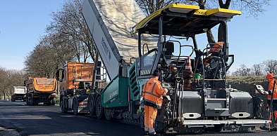 Nowa nawierzchnia na finiszu. Modernizacja DW292 dobiega końca