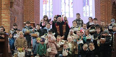 [FOTO, WIDEO] Święconka w kolegiacie w Głogowie. Proboszcz rozbawił najmłodszych