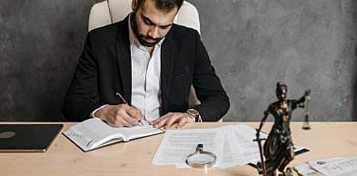 Sprawa karna – kiedy warto skorzystać z pomocy adwokata?