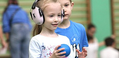 [FOTO, WIDEO] Błękitne Igrzyska w Głogowie. Sport bez barier w SP 12