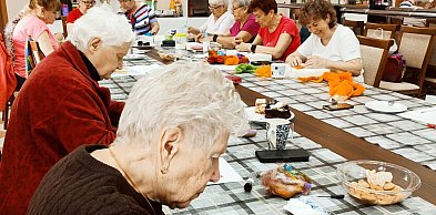 Kolorowe inspiracje i twórcza energia w klubie Senior+ w Maniowie