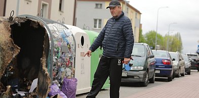 Płonął kontener na osiedlu w Głogowie. Ogień dosięgnął auta