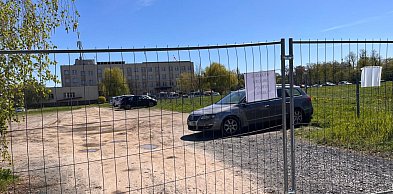 Dziki, ale darmowy parking przy głogowskim szpitalu zamknięty