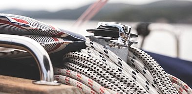 Cumowanie jachtu — techniki i potrzebny osprzęt