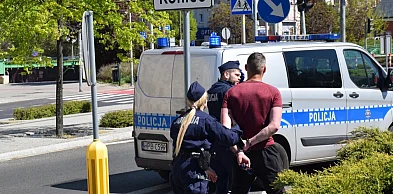 Dramatyczne zatrzymanie na oczach przechodniów. Kierowca w kajdankach
