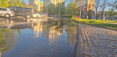 Awaria wodociągu, woda leje się po ulicy