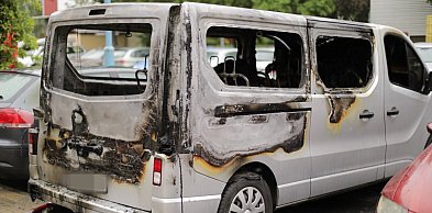 [FOTO] Pożar na parkingu w Głogowie. Bus spłonął niemal doszczętnie