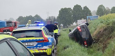 Auto dachowało na jerzmanówce. Ślisko, niebezpiecznie i pies na drodze