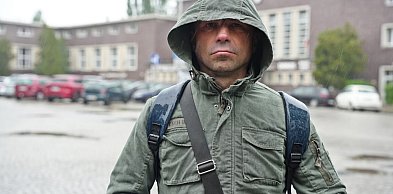 Jestem bezdomny, bo zgubiłem klucze. Adam śpi na dworcu w Głogowie