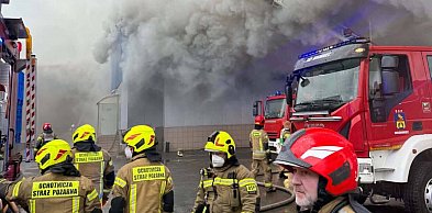 Strażacy z Głogowa ratują zakład. Ogromny pożar i kłęby dymu