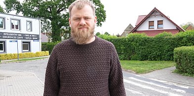 [WIDEO] Fatalna widoczność na zakręcie. Migający znak na ratunek pieszym