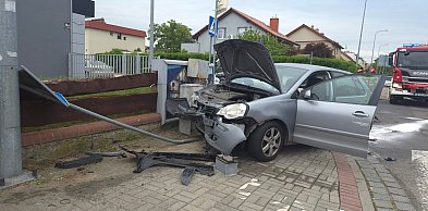 [FOTO] Auto wbiło się w ogrodzenie, do szpitala trafiły dzieci