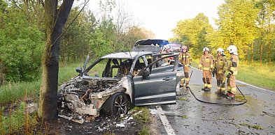 Volvo spłonęło po uderzeniu w drzewo pod Głogowem