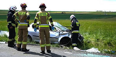Peugeot koziołkował i wypadł z trasy. Groźnie pod Głogowem
